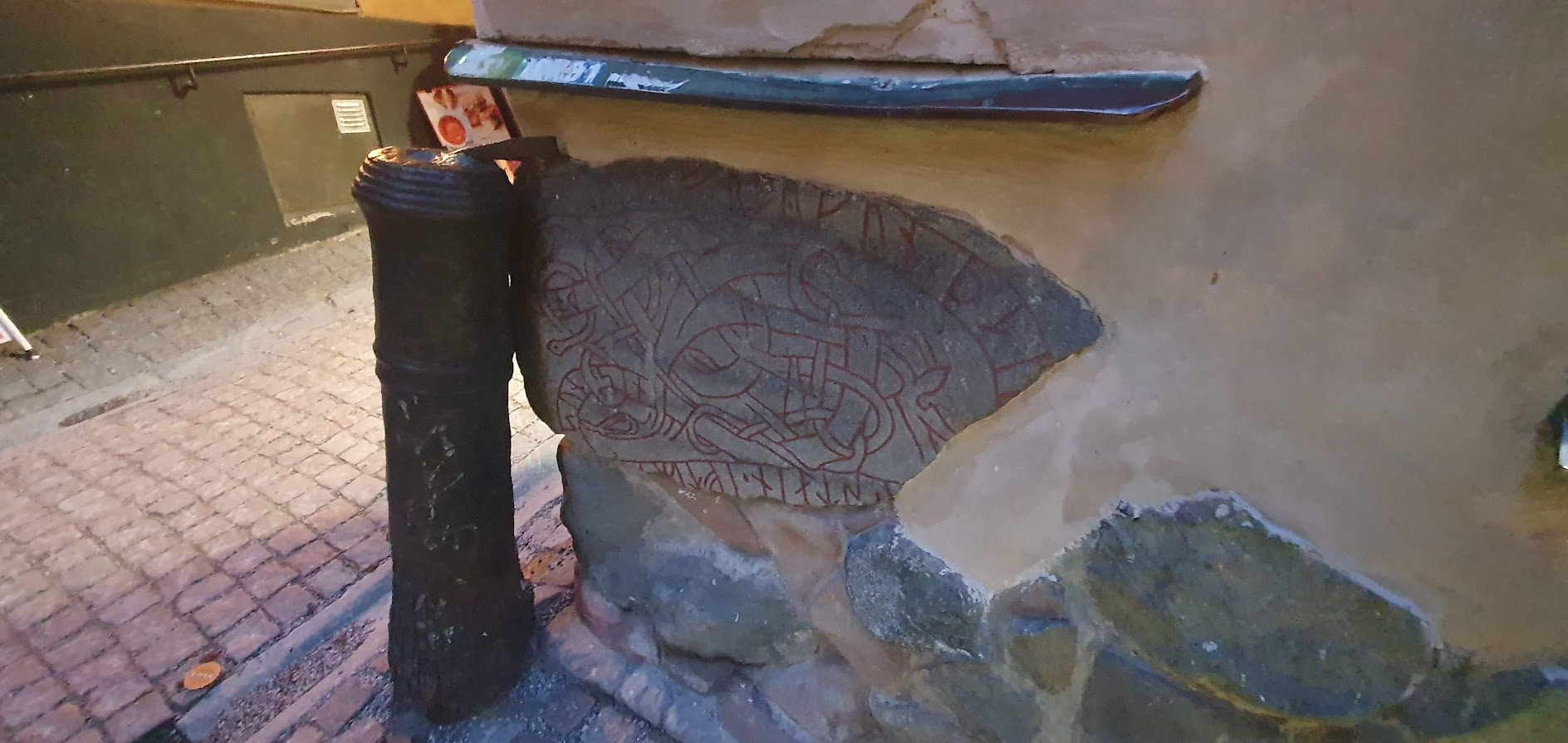 Pedra rúnica viking do século XI na esquina da Prästgatan em Gamla Stan.